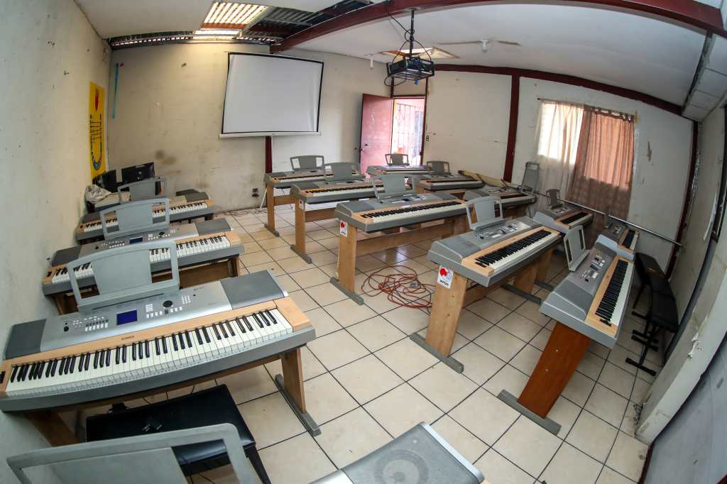 MAESTROS DE MòSICA, DOMINICAL. Se visit la Escuela Normal para Maestros de Educacin Musical Jess Mara Alvarado en la zona 1 del Centro Histrico para conocer un poco sobre el impacto en los nios y adolescentes a raz de que la materia de Educacin Musical fue excluida del pensum nacional. En la imagen, instalaciones e instrumentos en la escuela.

Juan Diego Gonzlez.  170426