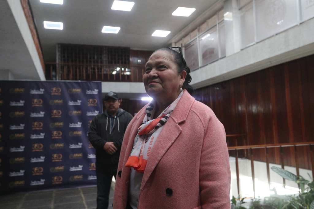 Consuelo Porras entrega expediente para aspirar a Corte de Constitucionalidad en Usac