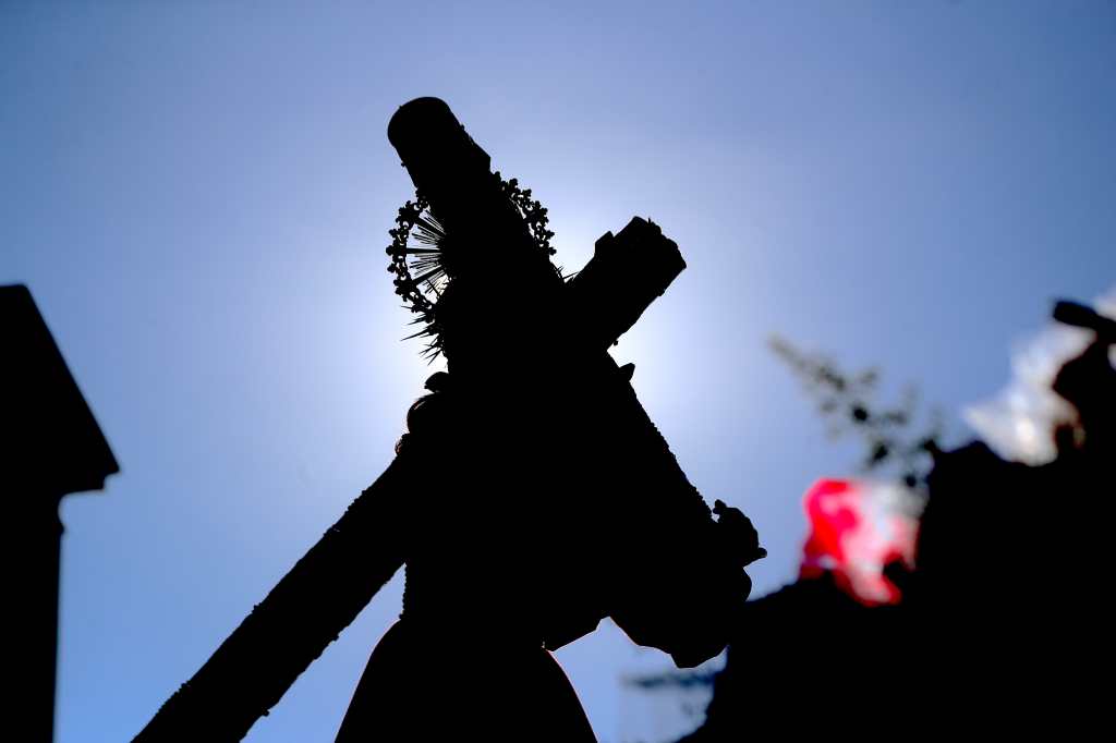 La mañana del Martes Santo, la cita es en el templo de la Merced, donde la consagrada imagen de Jesús Nazareno sale a recorrer los alrededores de su iglesia rememorando aquellas procesiones de antaño, sin alegoría alguna, únicamente rodeado de las flores de sus fieles. foto Byron Rivera 31/03/2026