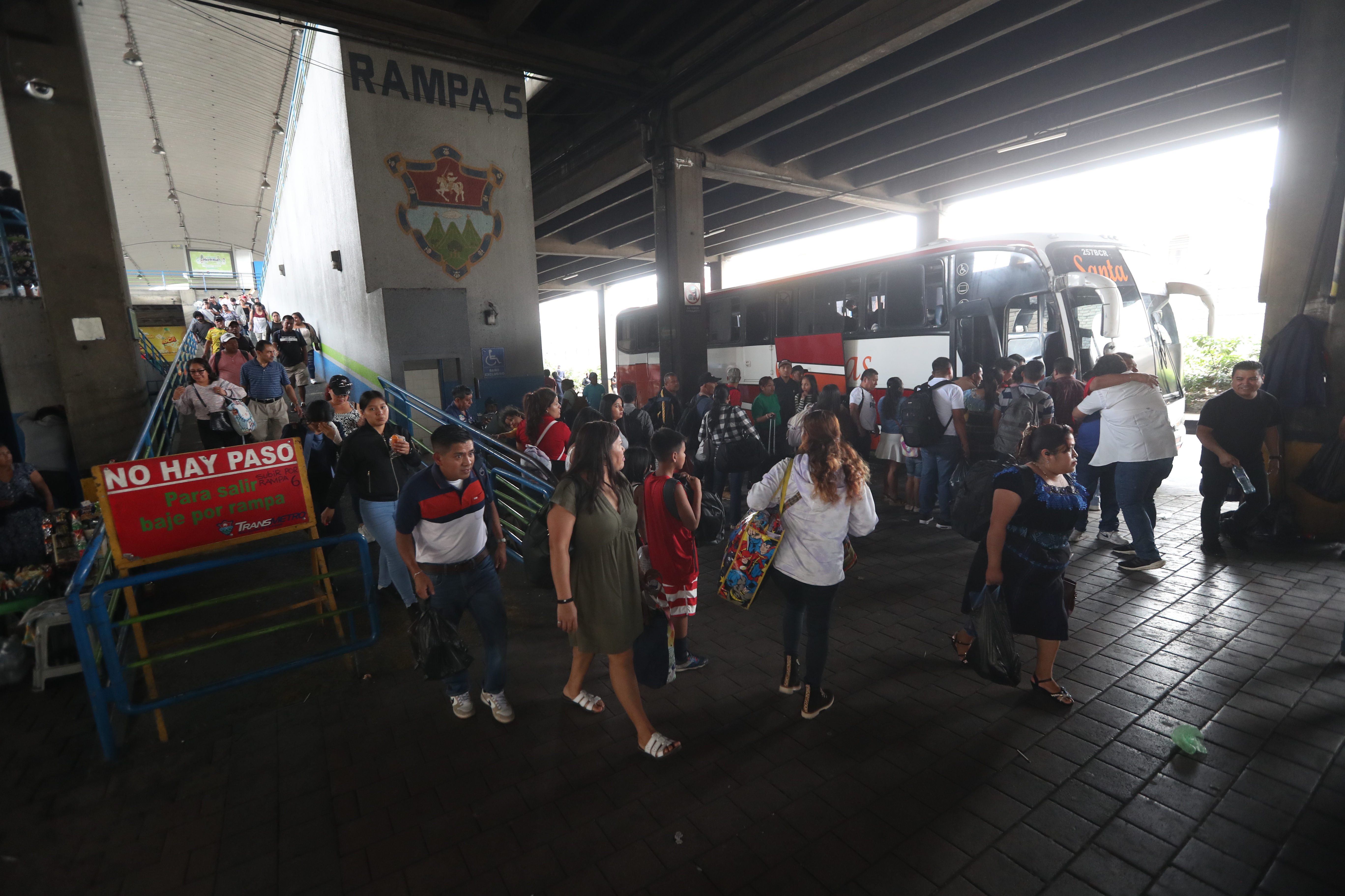 Veraneantes de Semana Santa llegan a CENMA para poder abordar buses hacia la Costa Sur desde muy tempranas horas empezaron a llegar para poder viajar a sus departamentos.

Foto Prensa Libre: Erick Avila.  01/04/2026