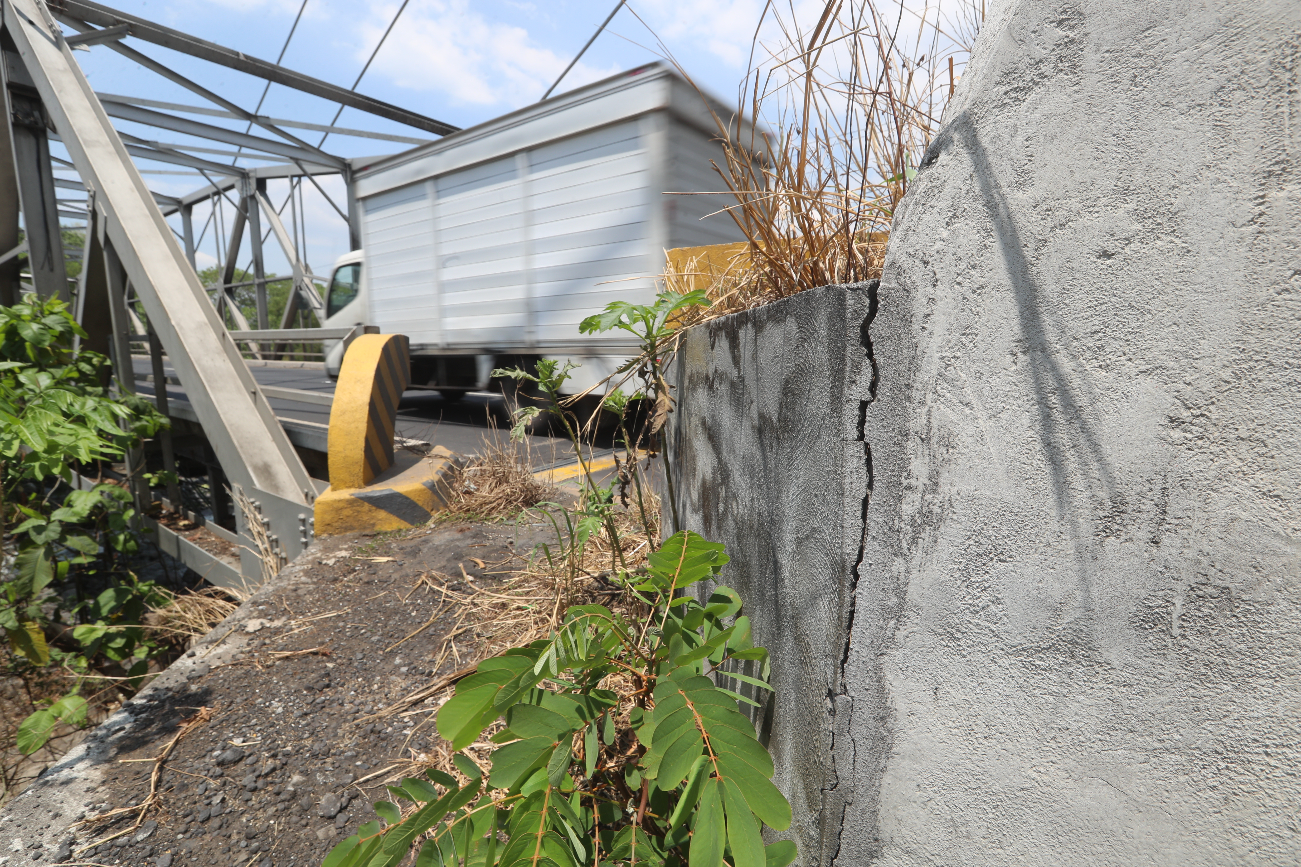 En la foto: Puente Guacalate, ubicado en el ubicado en el kilómetro 61 ruta al Pacífico. 

Recorrido por diversos puentes en los departamentos de Escuintla y Suchitepéquez, verificando el estado de los mismos y las obras de prevención.  

Foto Prensa Libre: Javier González     19/03/2026