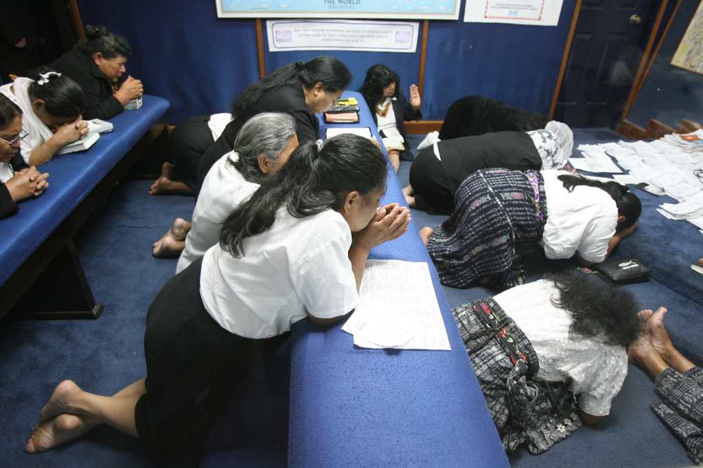 Ms de cien Lderes evanglicos llevaron a cabo una jornada de dieciseis horas de oracin por la paz de Guatemala. En las instalaciones de Canal 27 Fotografia Esbin Garca