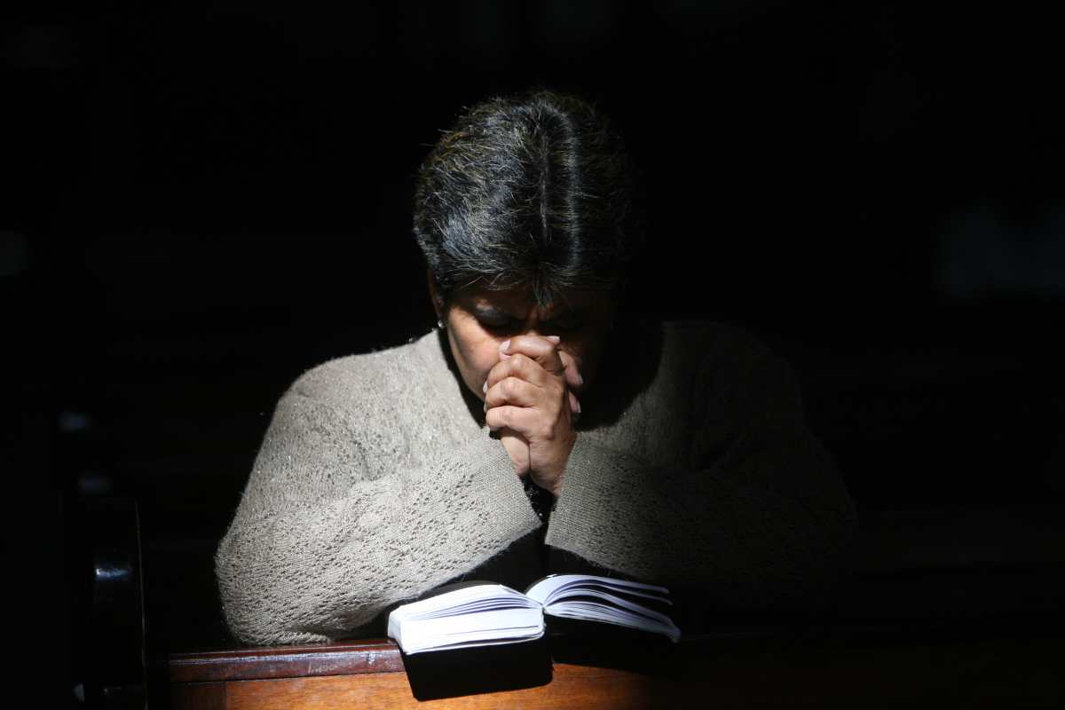 Los Guatemaltecos catolicos, celebran este miercoles de ceniza, el inicio a la Semana santa, en la iglesia Catedral, con una misa con motivo de inicios de la cuaresma. Fotografia Esbin Garcia