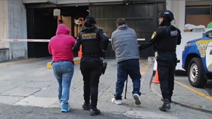 Agentes de la PNC trasladan a algunos de los implicados en la estructura de narcorepostería tras su detención. (Foto Prensa Libre: PNC)