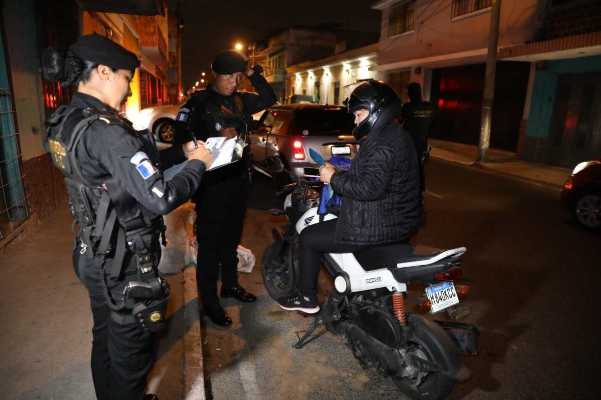Agentes de seguridad realizan revisiones durante operativo bajo estado de prevención en Guatemala