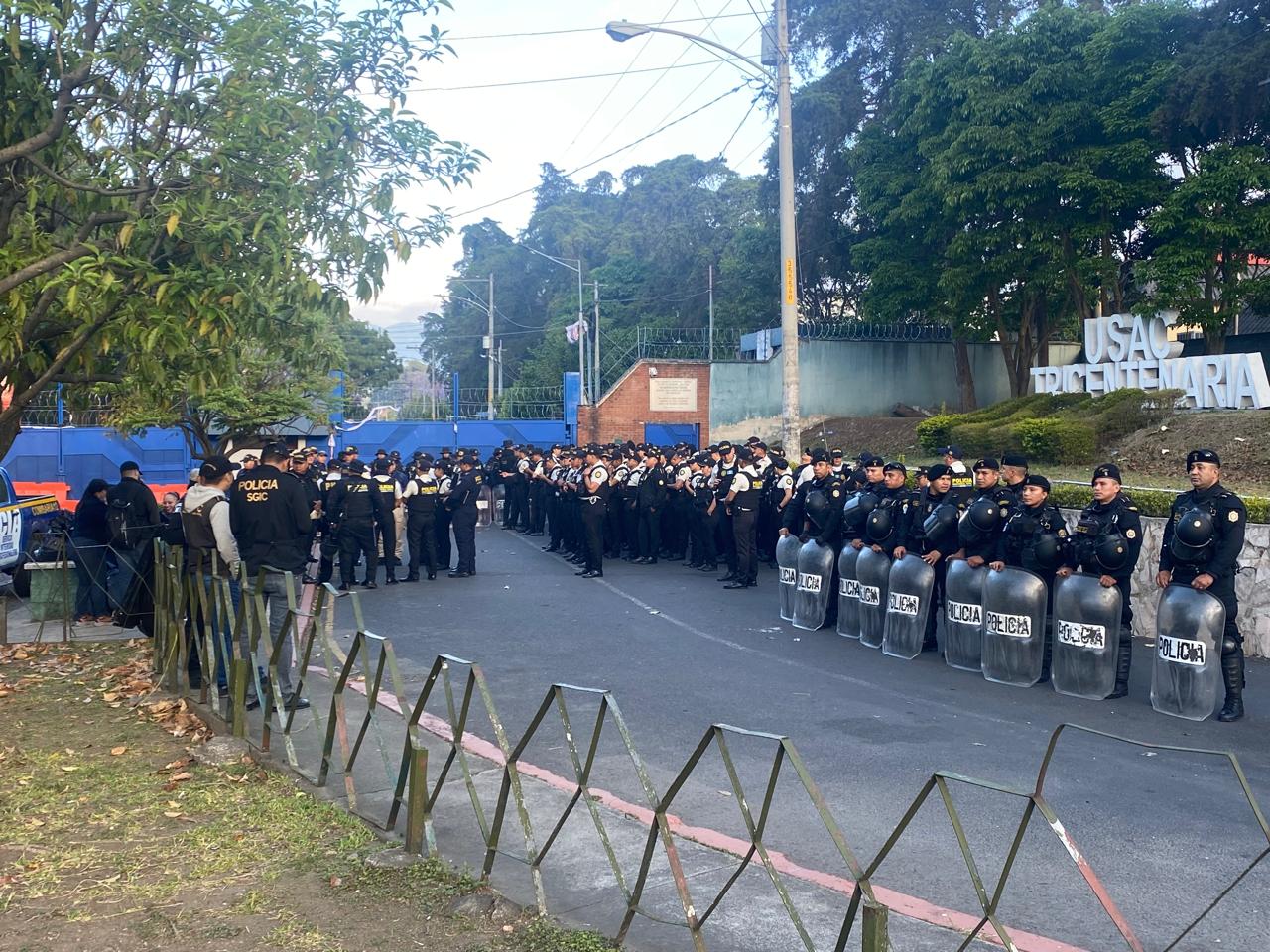 Fuerte dispositivo policial y presencia del MP en ingreso a campus de la Usac tras reelección de Mazariegos