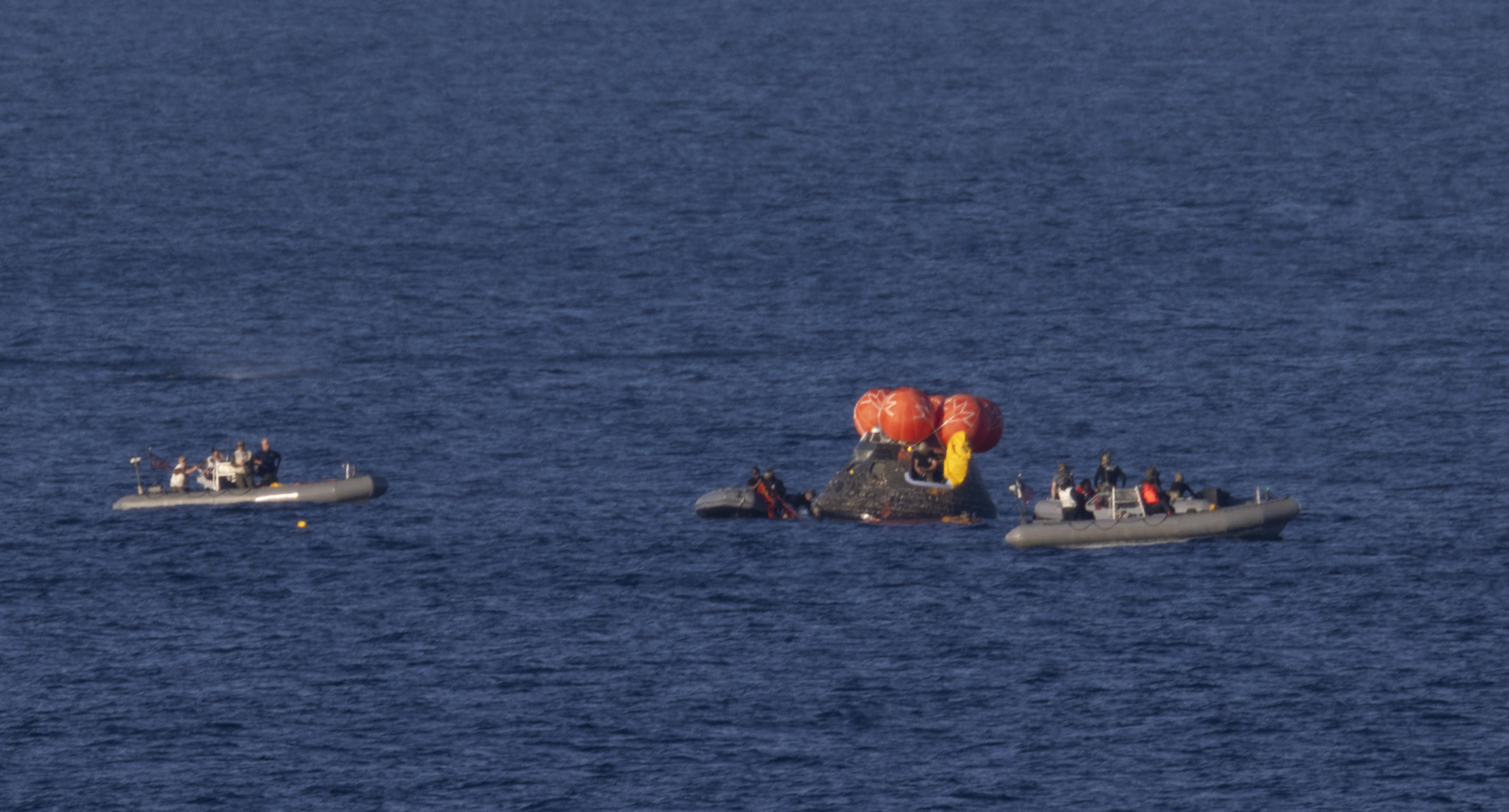 PACIFIC OCEAN (-), 10/04/2026.- A handout photo made available by the National Aeronautics and Space Administration (NASA) shows NASA's Orion spacecraft floating as recovery teams work to secure the spacecraft ahead of transferring Artemis II crewmembers to USS John P. Murtha after splashdown in the Pacific Ocean, 10 April 2026. The mission, crewed by NASA astronauts Reid Wiseman, commander, Victor Glover, pilot, Christina Koch, mission specialist, and CSA (Canadian Space Agency) astronaut Jeremy Hansen, mission specialist, completed a flyby of the Moon and returned to Earth. EFE/EPA/JOEL KOWSKY / NASA / HANDOUT HANDOUT EDITORIAL USE ONLY/NO SALES