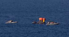 PACIFIC OCEAN (-), 10/04/2026.- A handout photo made available by the National Aeronautics and Space Administration (NASA) shows NASA's Orion spacecraft floating as recovery teams work to secure the spacecraft ahead of transferring Artemis II crewmembers to USS John P. Murtha after splashdown in the Pacific Ocean, 10 April 2026. The mission, crewed by NASA astronauts Reid Wiseman, commander, Victor Glover, pilot, Christina Koch, mission specialist, and CSA (Canadian Space Agency) astronaut Jeremy Hansen, mission specialist, completed a flyby of the Moon and returned to Earth. EFE/EPA/JOEL KOWSKY / NASA / HANDOUT HANDOUT EDITORIAL USE ONLY/NO SALES
