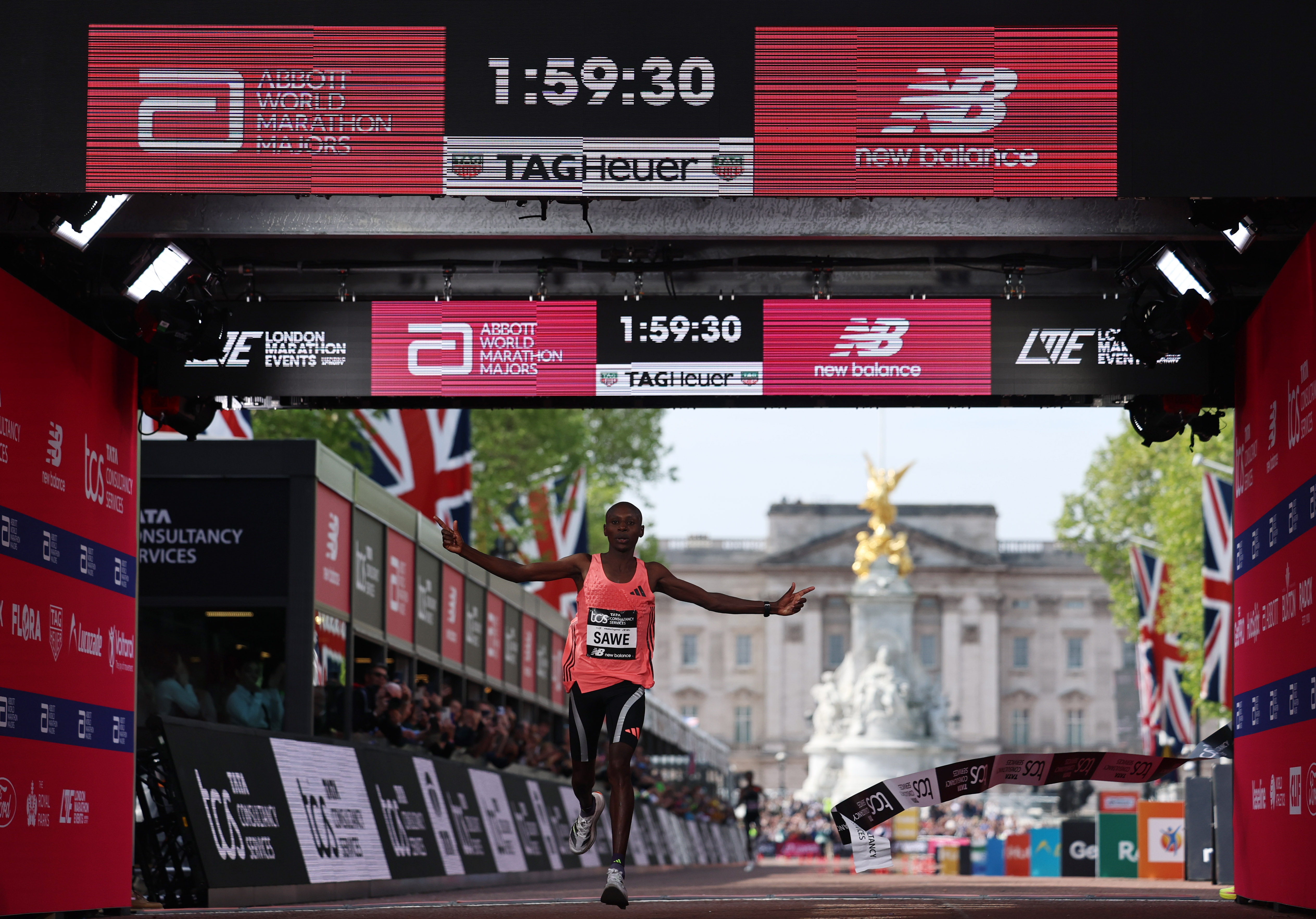 LONDON (United Kingdom), 26/04/2026.- Sabastian Sawe of Kenya wins the London Marathon with a World Record and the first sub two-hour marathon time of 1:59:30 h during the London Marathon in London, Britain 26 April 2026. Taking place since 1981, the London Marathon is one of the most popular marathons in the world, with a record-breaking total of more than 59,000 people are expected to take part in the 2026 race. (Maratón, Kenia, Reino Unido, Londres) EFE/EPA/NEIL HALL