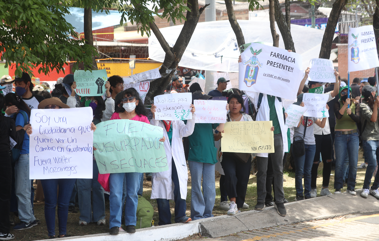 PROTESTA EN LA USAC POR LA REELECCIÓN DE WALTER MAZARIEGOS