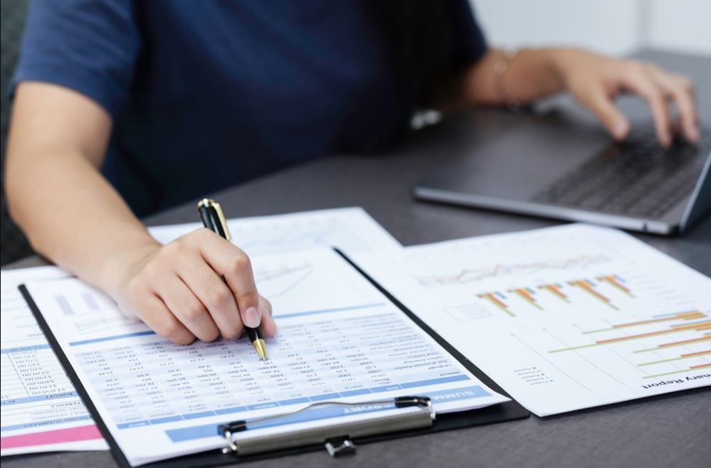 Persona haciendo contabilidad impuestos 3