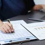 Persona haciendo contabilidad impuestos 3