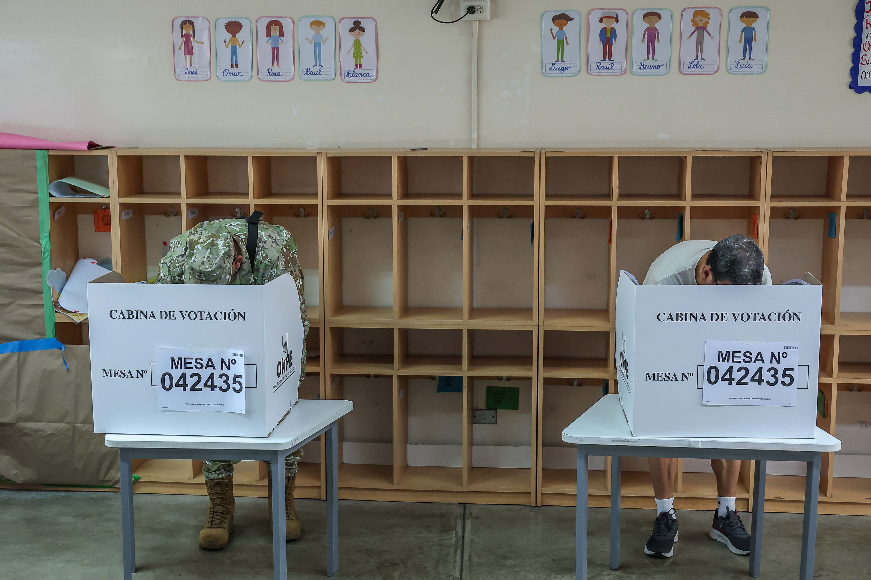 AME2561. LIMA (PERÚ), 12/04/2026.- Personas votan este domingo, en Lima (Perú). Las autoridades electorales de Perú ampliaron una hora más el tiempo para sufragar este domingo en las elecciones generales tras los múltiples problemas registrados para abrir los centros de votación, especialmente en Lima. EFE/ Aldair Mejía