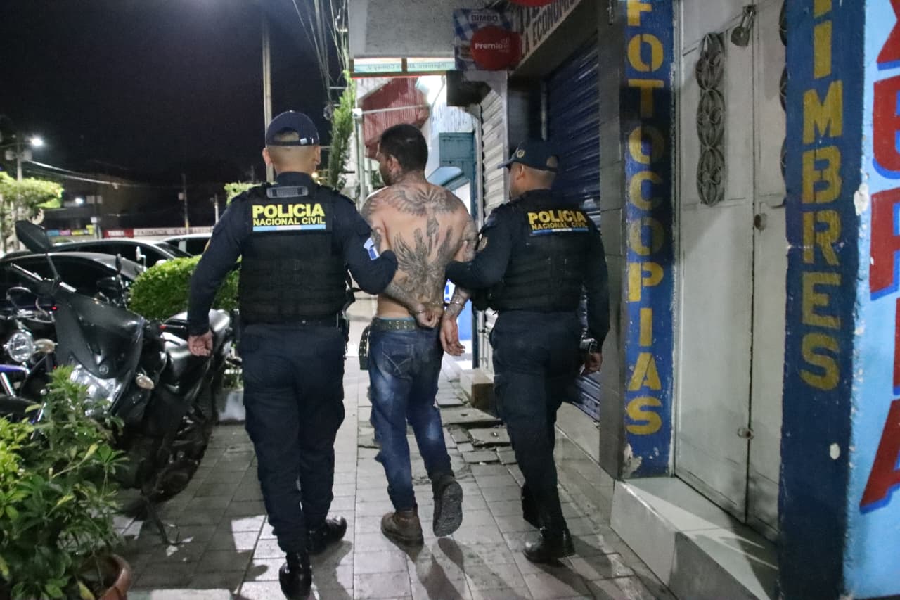 Rescatan a niño retenido por su padre tras incendio y disparos en Villa Nueva