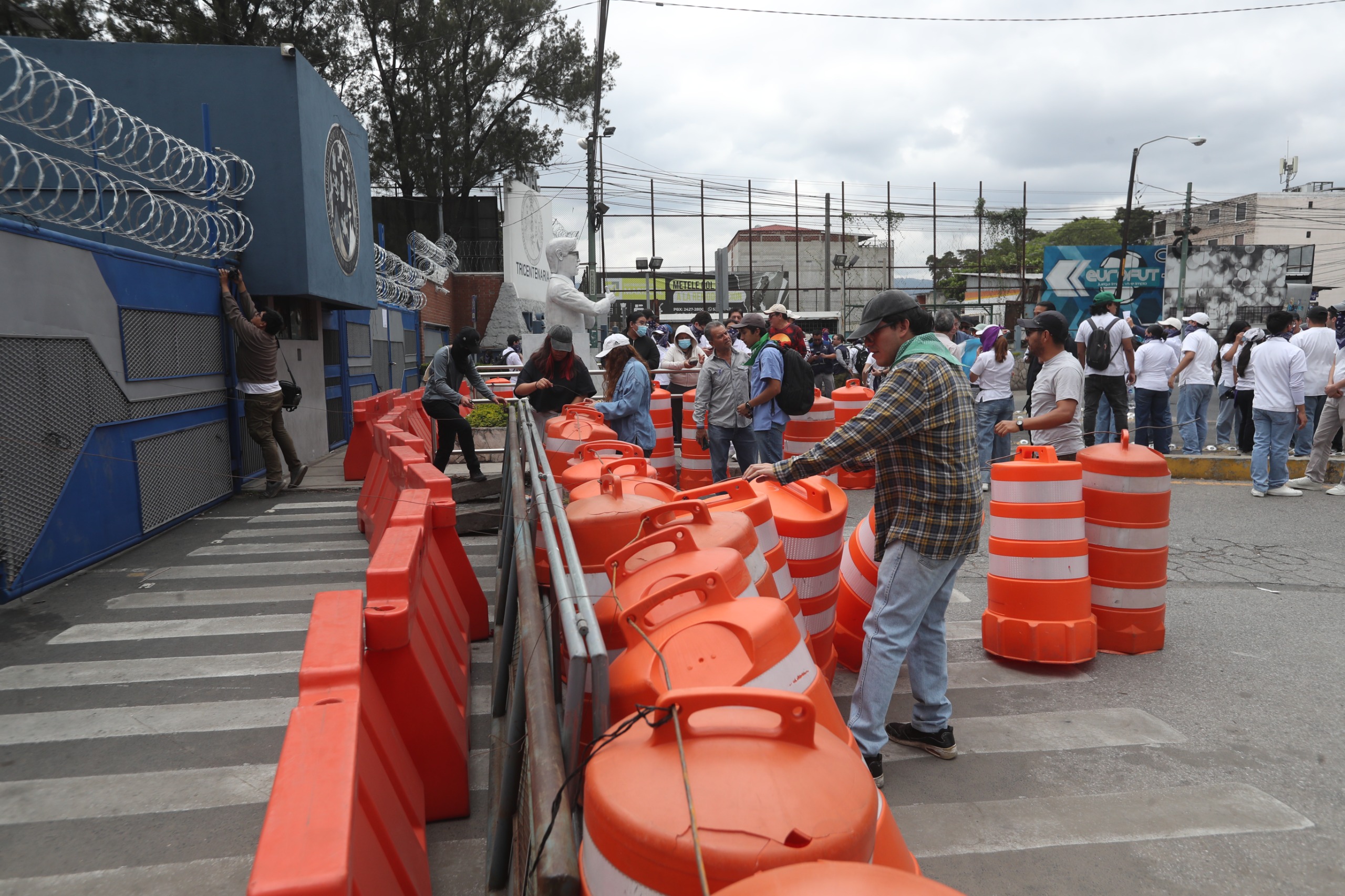 Protesta en la USAC por cierre del campus en medio de la elección de rector