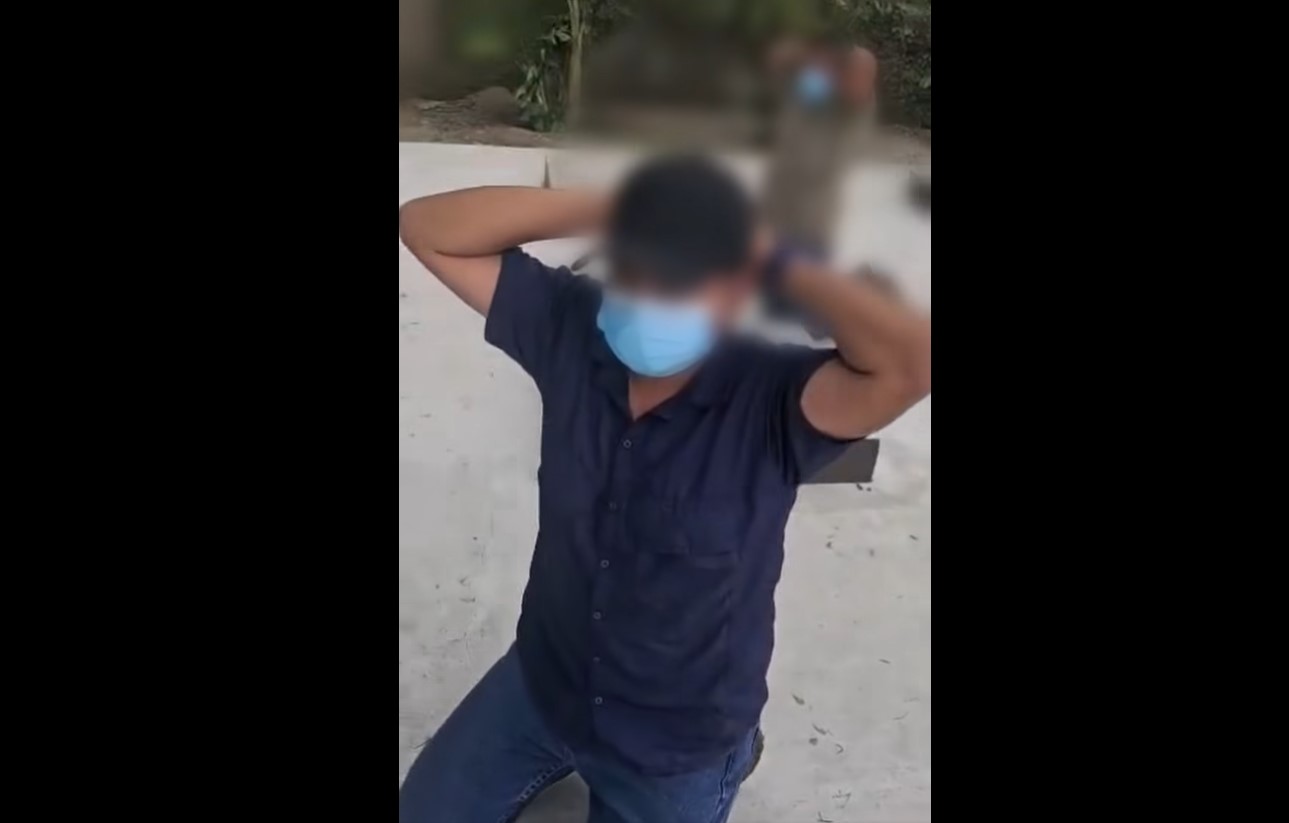 Agentes de la PNC identifican a personas ajenas a la diligencia durante el operativo en un hotel de Antigua Guatemala, en el marco de la elección de rector de la Usac. (Foto Prensa Libre: Captura de pantalla de video publicado por la PNC)