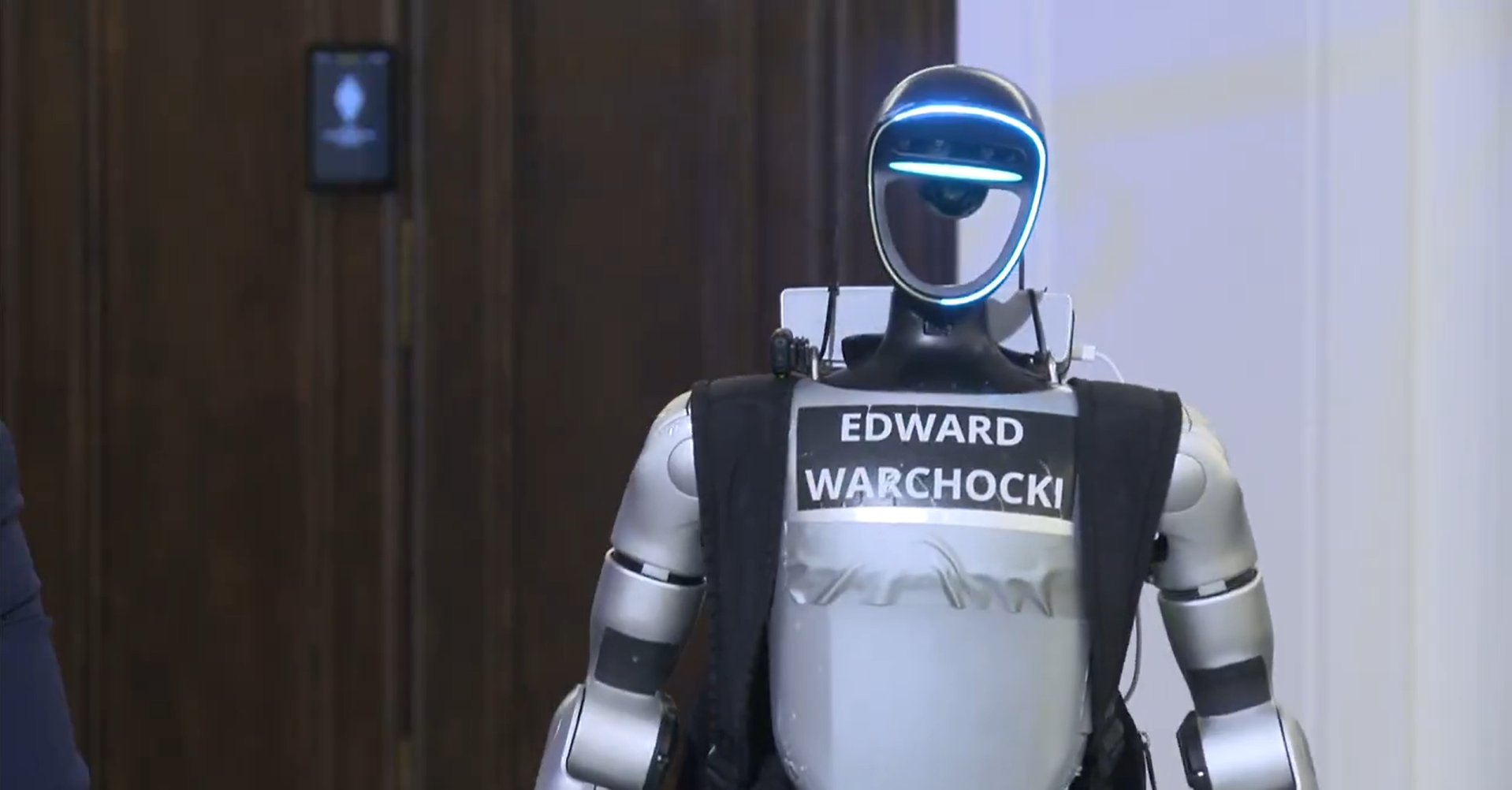 Robot humanoide capta la atención en Polonia: de espantar jabalíes a participar en el Parlamento