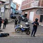 Agentes de la PNC resguardan área donde se registró una balacera en San Juan Sacatepéquez. (Foto Prensa Libre: PNC)