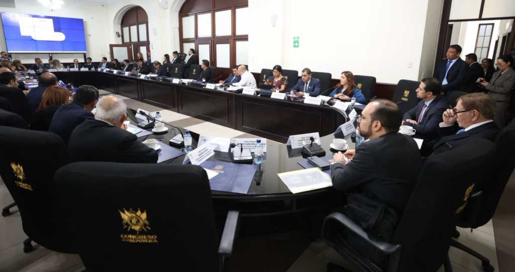 Los diputados aprobaron anoche un programa emergente y temporal para los consumidores de derivados del petróleo. (Foto Prensa Libre: Cortesía Congreso de la República)
