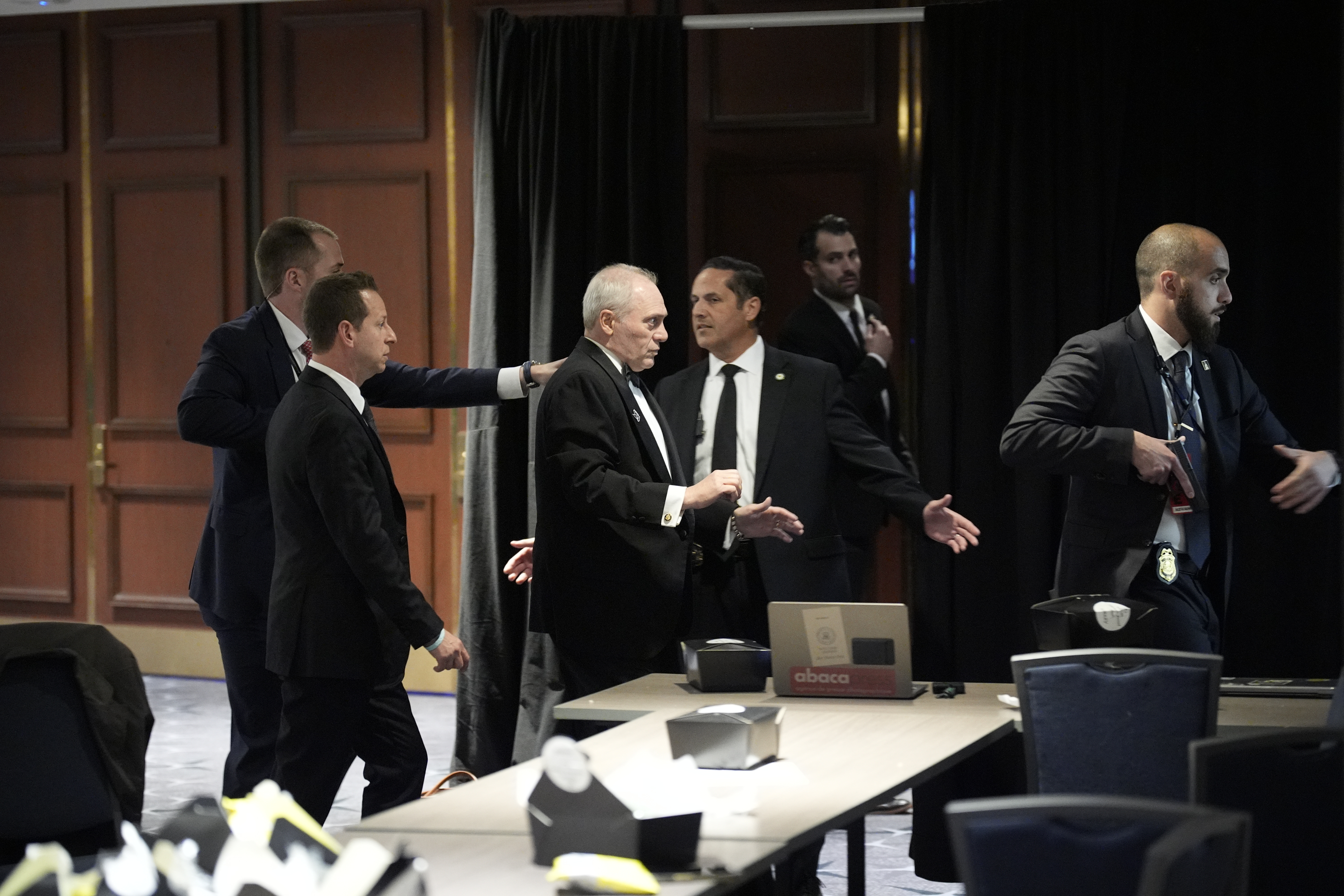 Personal de seguridad monta guardia en la cena de la Asociación de Corresponsales de la Casa Blanca a la que asisten el presidente de Estados Unidos, Donald Trump, y la primera dama, Melania Trump, en Washington, D.C. Estados Unidos. (Foto Prensa Libre: EFE).'