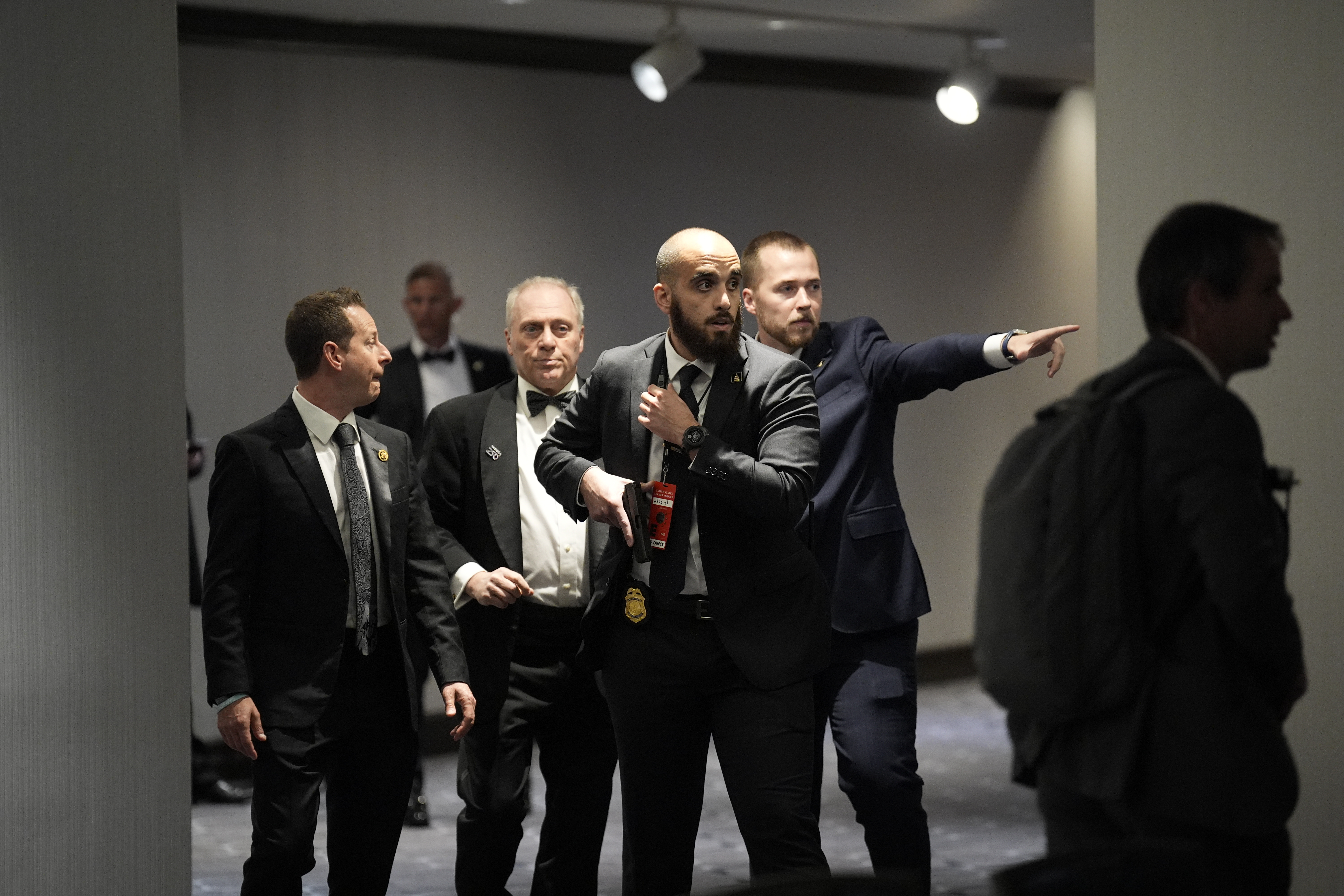 Personal de seguridad monta guardia en la cena de la Asociación de Corresponsales de la Casa Blanca a la que asisten el presidente de Estados Unidos. (Foto Prensa Libre: EFE).'