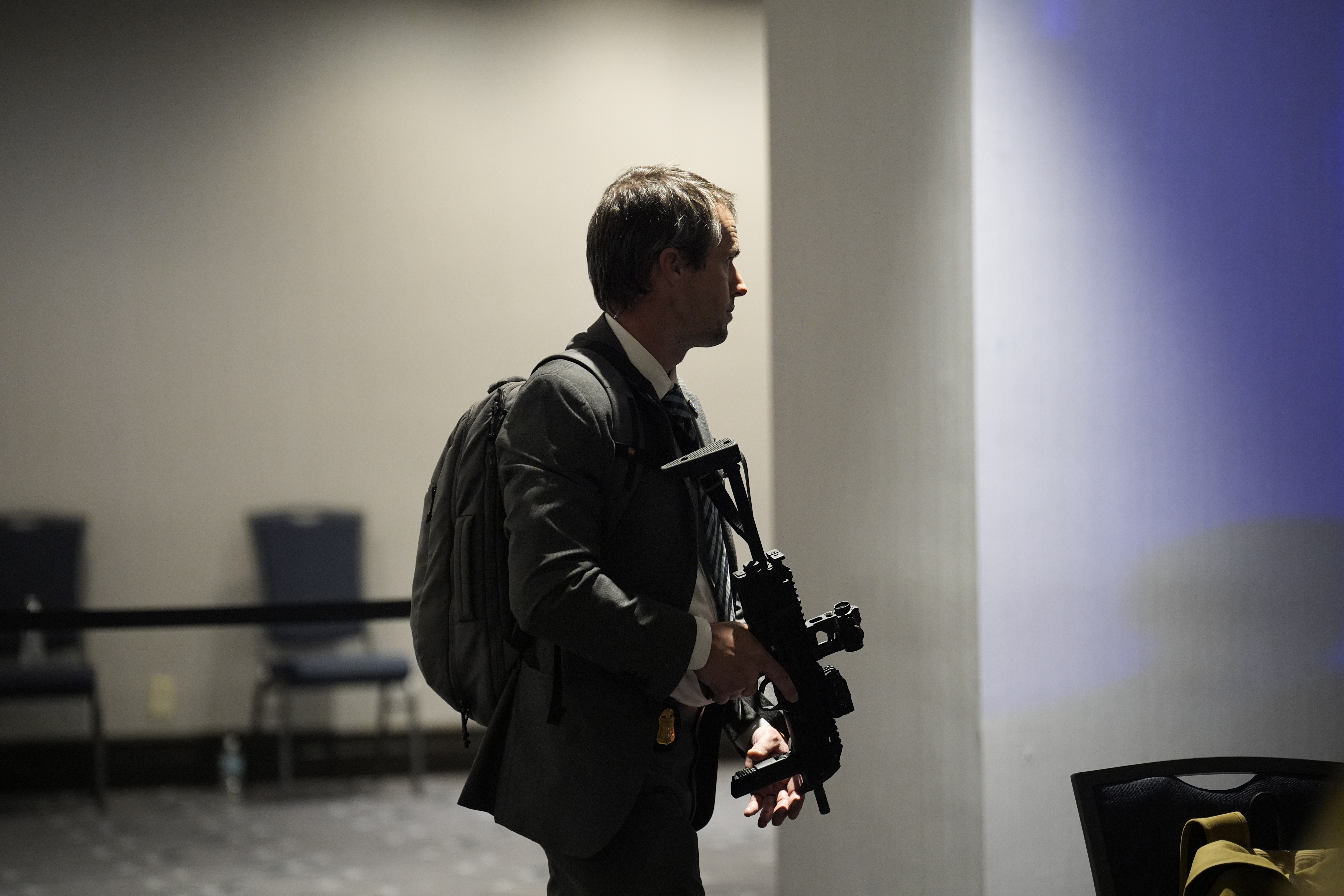 Un miembro del personal de seguridad permanece en alerta tras escuchar disparos en la cena de la Asociación de Corresponsales de la Casa Blanca, a la que asisten el presidente de Estados Unidos, Donald Trump, y la primera dama, Melania Trump, en Washington, D.C. (Foto Prensa Libre: EFE).'