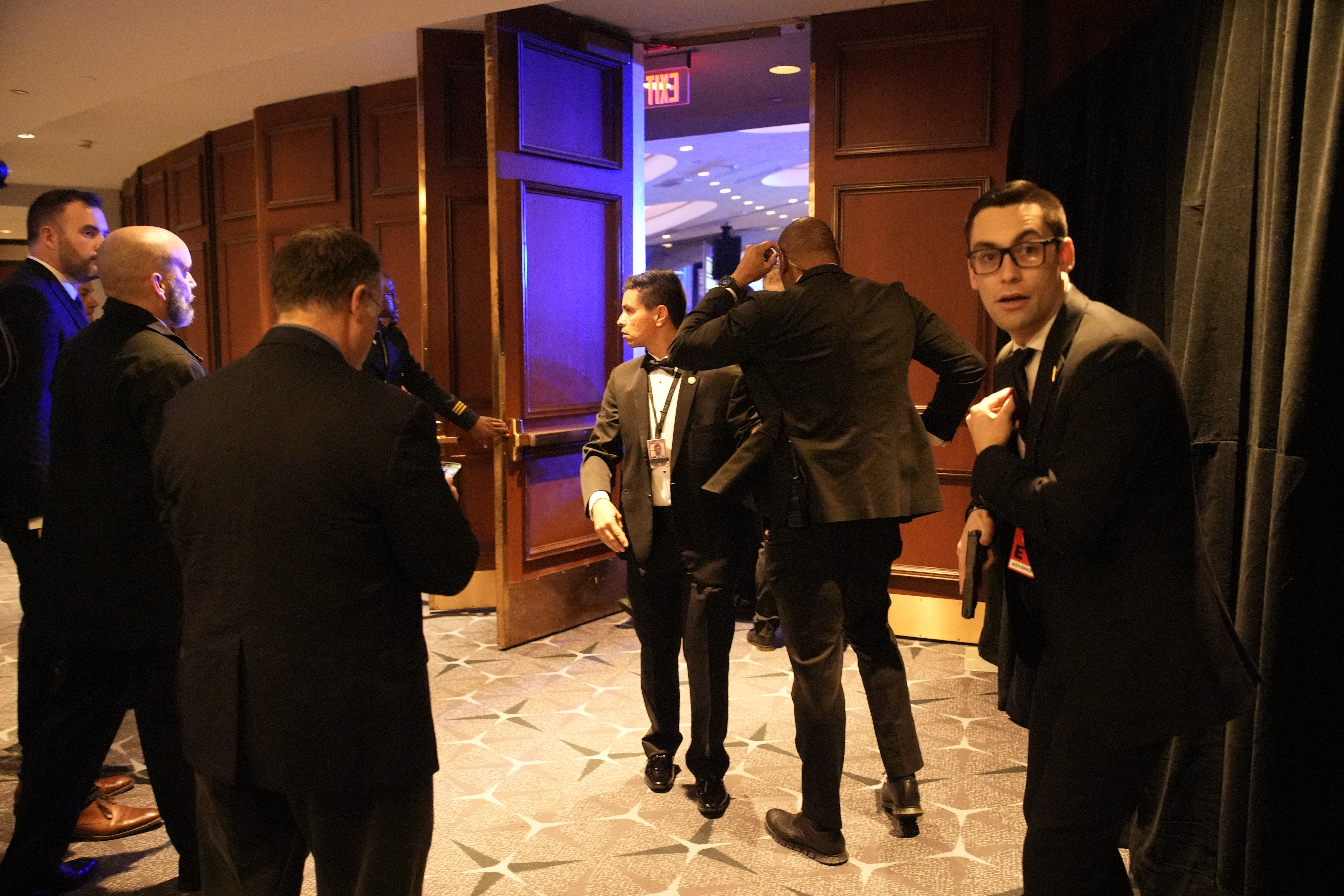 Trump escribió a continuación un mensaje en la red social Truth en el que aseguró que un "tirador" había sido detenido. (Foto Prensa Libre: EFE).'