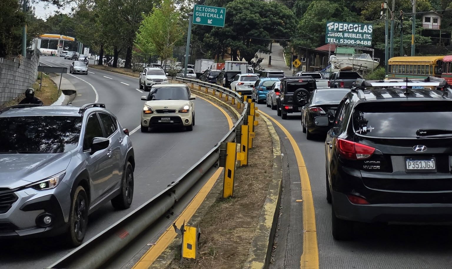 Tránsito lento y filas de vehículos se forman en la ruta de San Cristóbal, Mixco, hacia San Lucas Sacatepéquez, debido a la salida masiva de viajeros por Semana Santa. (Foto Prensa Libre: Tomada de la publicación de Axel Gerardo en la página Trafico en Mixco y Ruta Interamericana) 