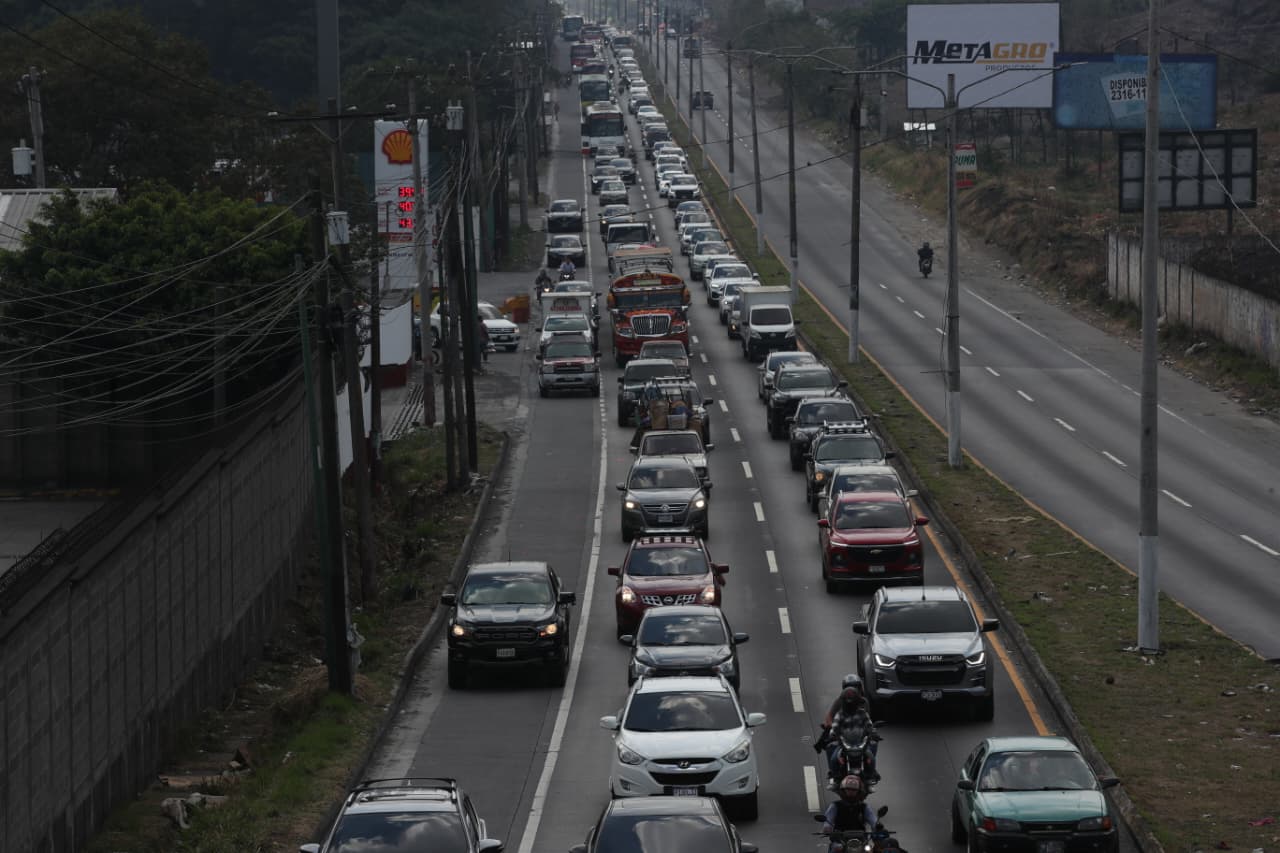 Las autoridades de tránsito informaron que este 5 de abril se prevé una alta demanda vehicular debido al regreso de los veraneantes a la ciudad capital tras el descanso de Semana Santa. (Foto Prensa Libre: Esbin García)