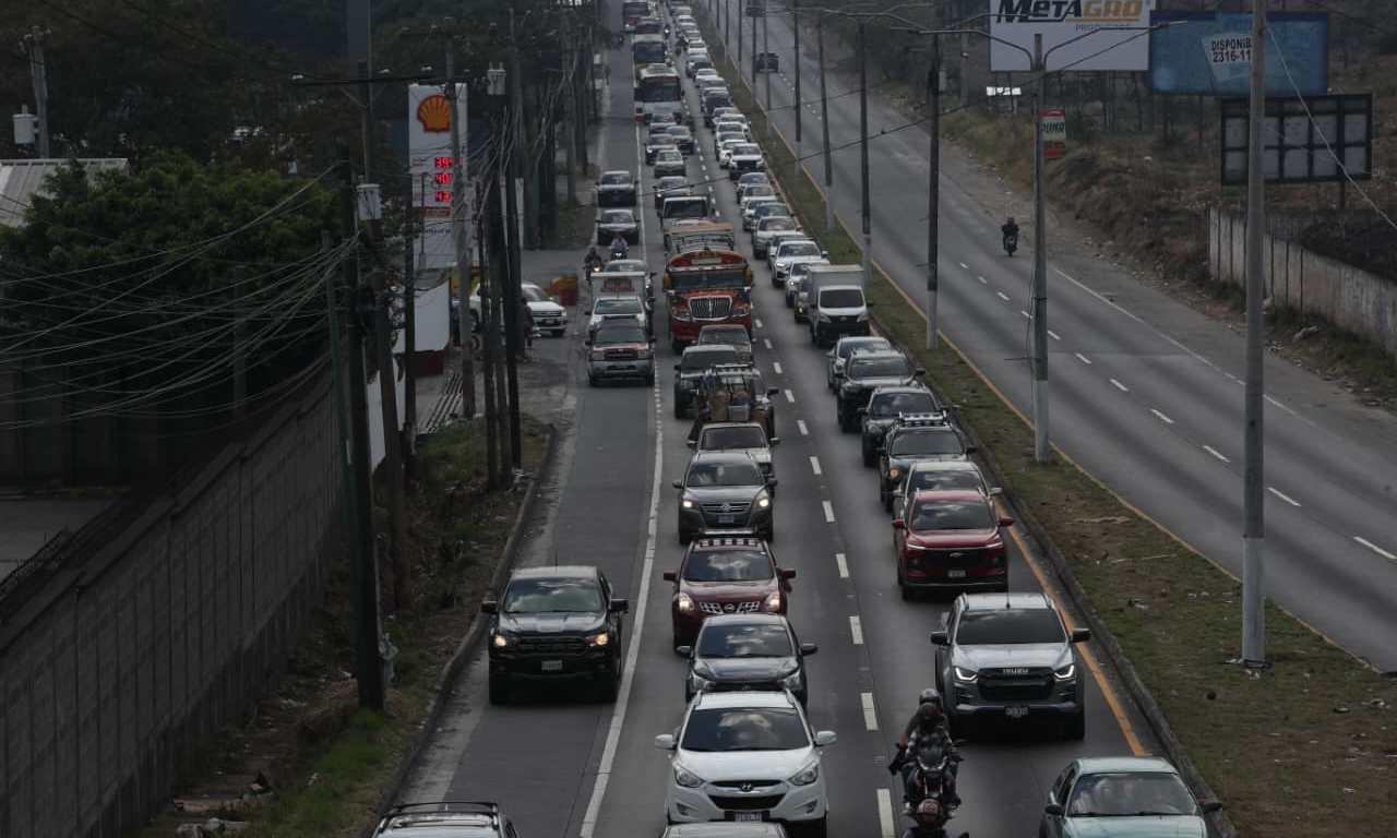 Las autoridades de tránsito informaron que este 5 de abril se prevé una alta demanda vehicular debido al regreso de los veraneantes a la ciudad capital tras el descanso de Semana Santa. (Foto Prensa Libre: Esbin García)