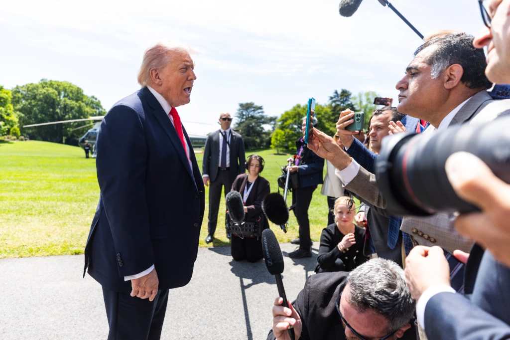 Donald Trump en los jardines de la Casa Blanca durante declaraciones sobre Irán