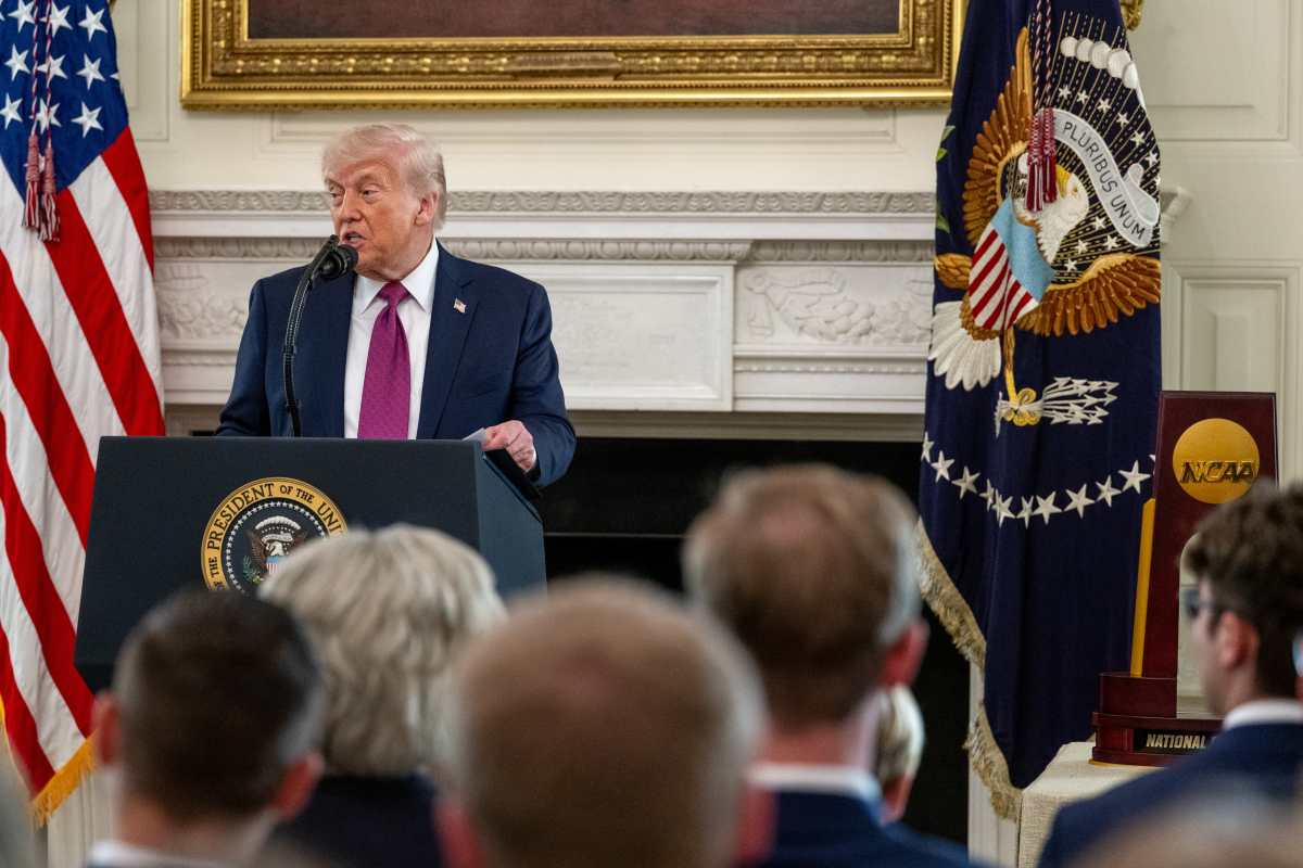 Donald Trump lee un pasaje bíblico en la Oficina Oval durante un evento religioso, en medio de tensiones con Irán. (Foto Prensa Libre: EFE)