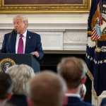 Donald Trump lee un pasaje bíblico en la Oficina Oval durante un evento religioso, en medio de tensiones con Irán. (Foto Prensa Libre: EFE) Donald Trump lee un pasaje bíblico en la Oficina Oval durante un evento religioso, en medio de tensiones con Irán. (Foto Prensa Libre: EFE)