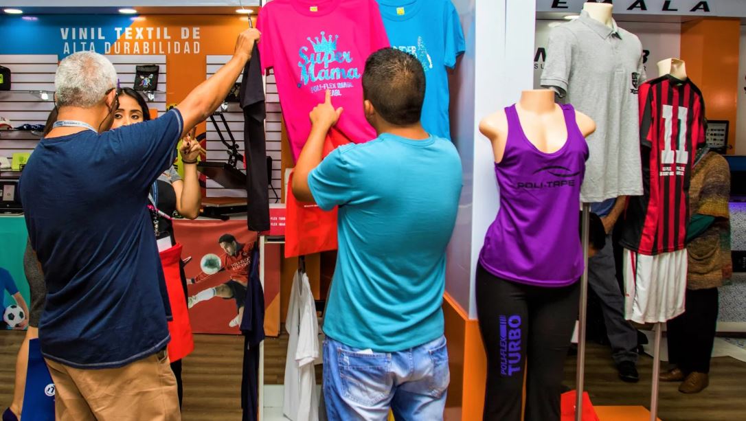 Vestuario y textiles exposición de prendas confeccionadas HPL