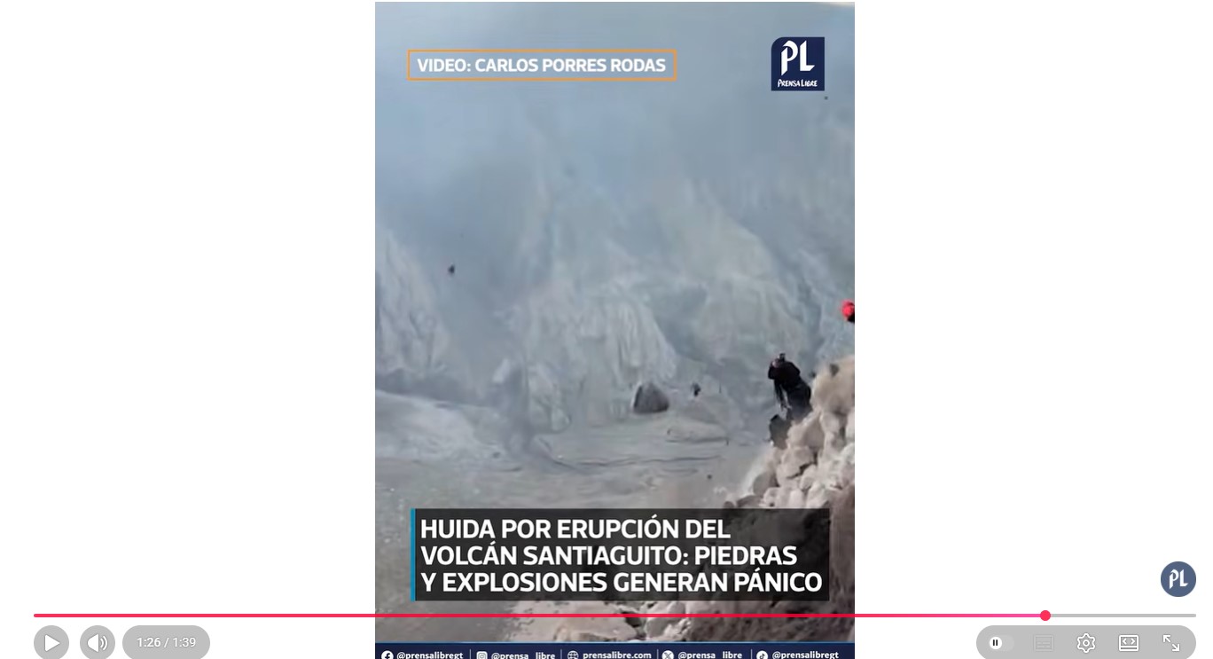 Turistas descienden apresurados del volcán Santiaguito tras ser sorprendidos por una erupción, pese a la prohibición de ascenso vigente. (Foto Prensa Libre)