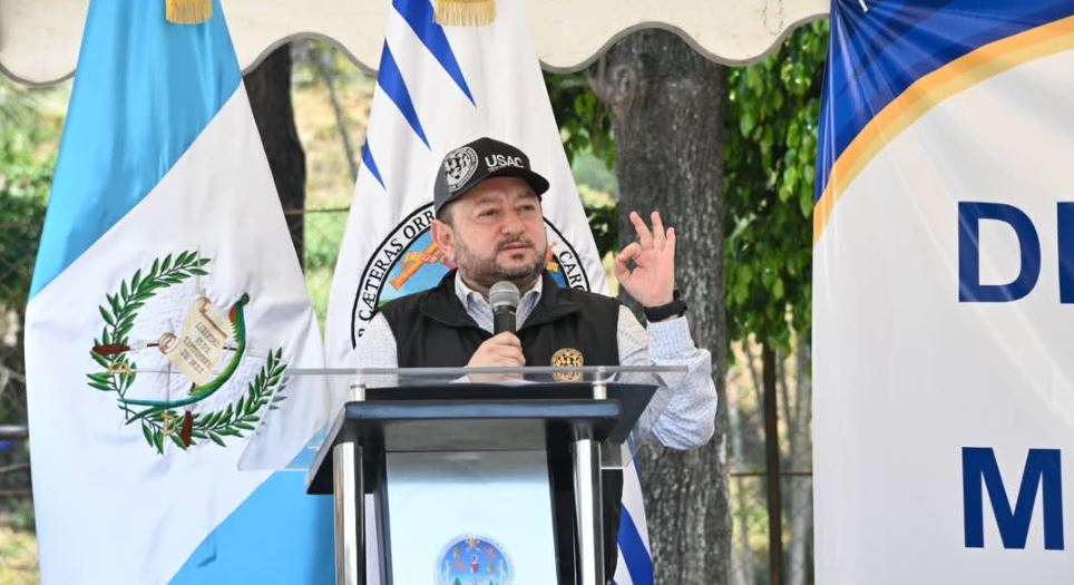 Walter Mazariegos, rector de la Usac, en fotografía de archivo relacionada con su finiquito y proceso en la Contraloría General de Cuentas