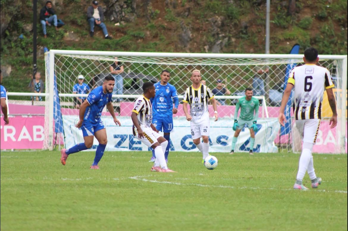 Aurora sacó un empate en su visita al Cobán Imperial. (Foto Prensa Libre; Cortesía Aníbal Pop).