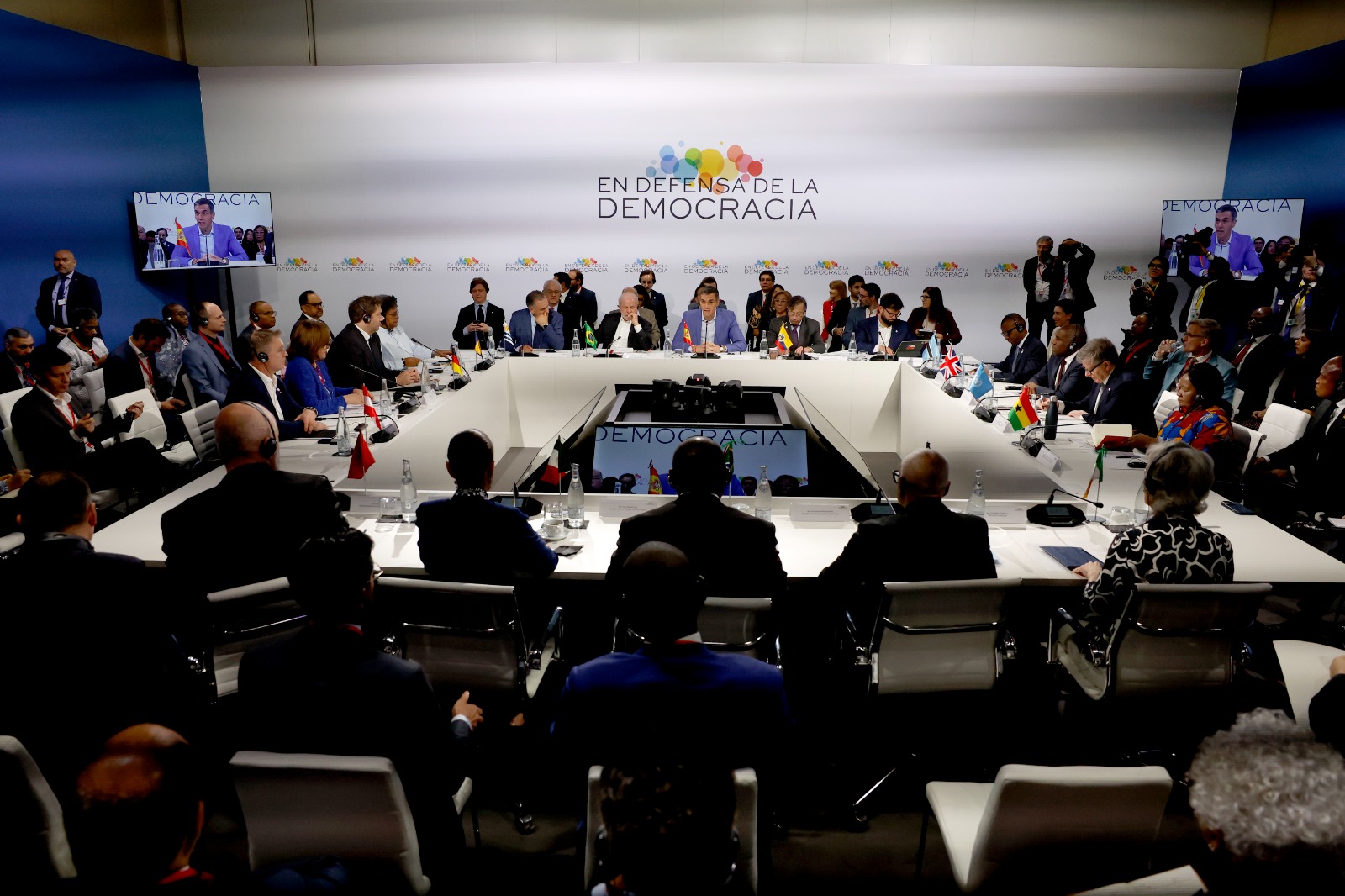 Qué presidentes participaron en la Cumbre por la Democracia y qué propusieron para reformar la ONU