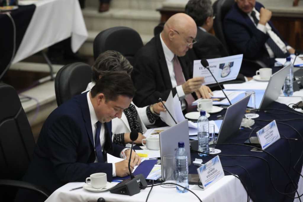 Comisionados revisan los expedientes de los candidatos a fiscal general. (Foto Prensa Libre: Hemeroteca PL)