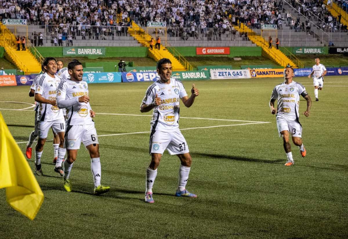 Omar Duarte celebra tras anotar el único gol del partido. (Foto Prensa Libre: Byron Rivera).