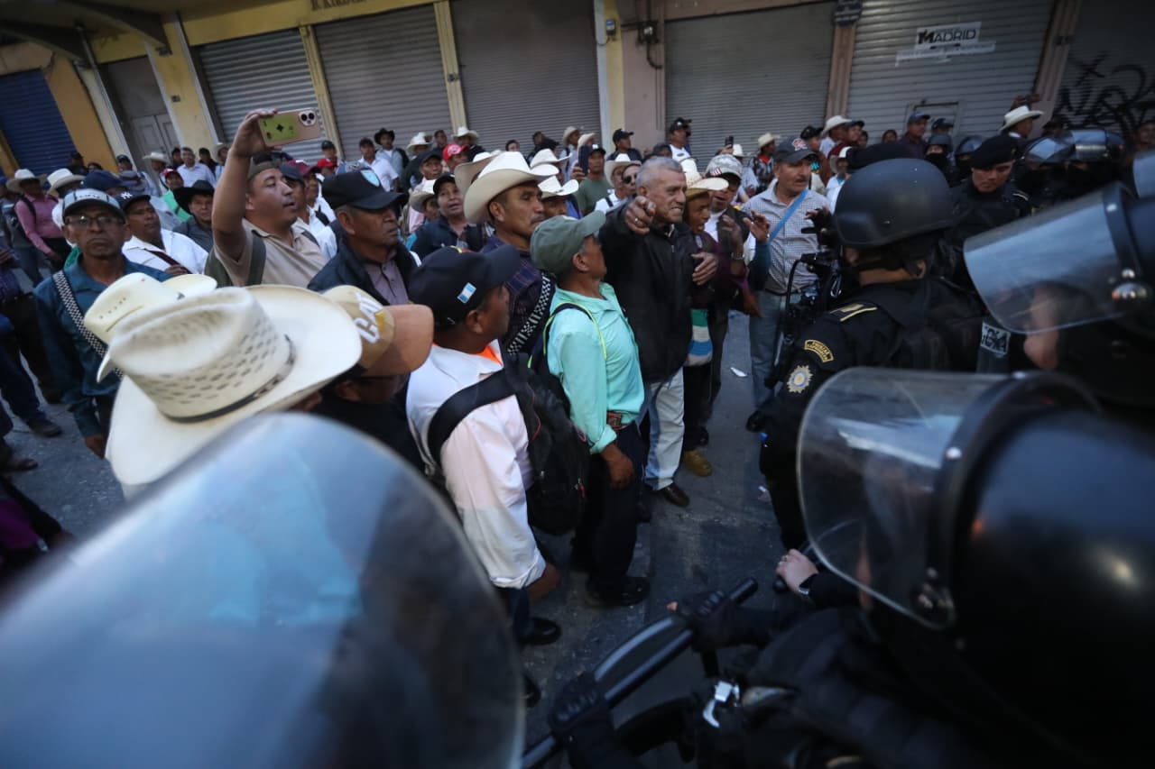 Exmilitares y jubilados del Ejército se manifiestan frente al Congreso el 21 de abril para exigir avances en reformas al sistema de pensiones y la extensión de beneficios económicos.