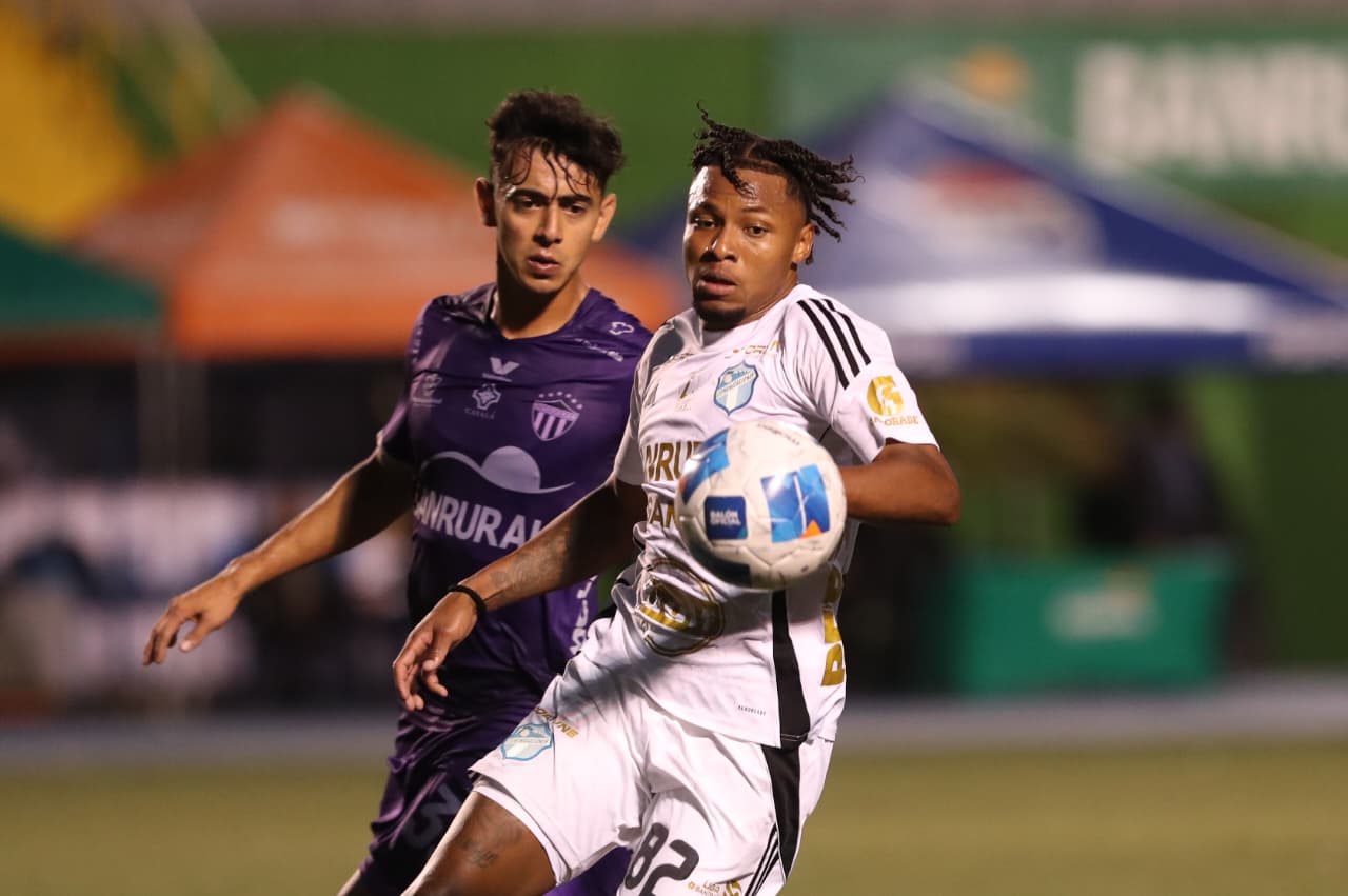 Antigua recibe esta noche al cuadro de Comunicaciones por el encuentro de ida de los cuartos de final del torneo Clausura 2026 (Foto Prensa Libre: Erick Ávila).