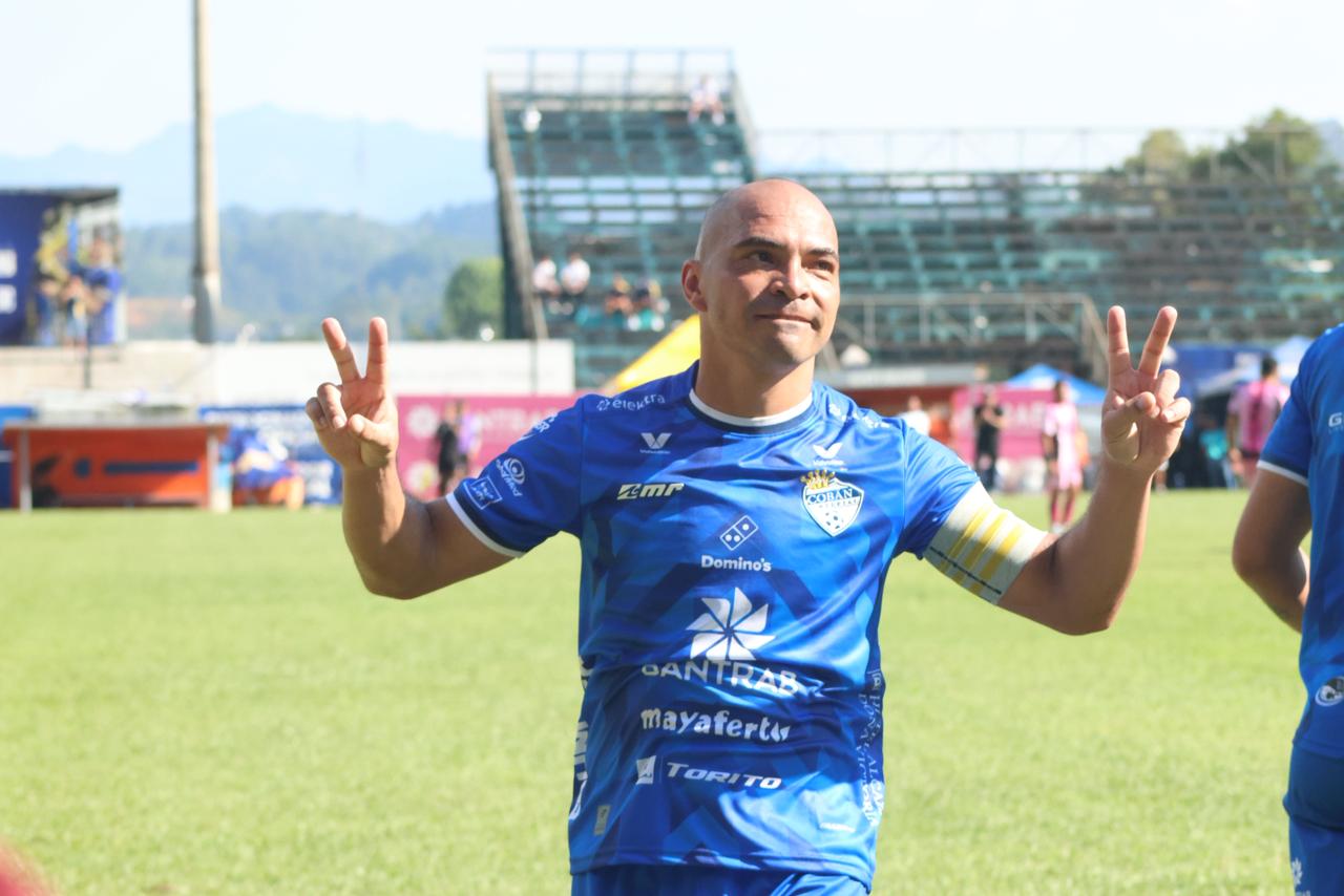 El brasileño Janderson Pereira celebra tras anotar uno de los goles en el triunfo cobanero.
(Foto Prensa Libre: cortesía de Aníbal Pop).