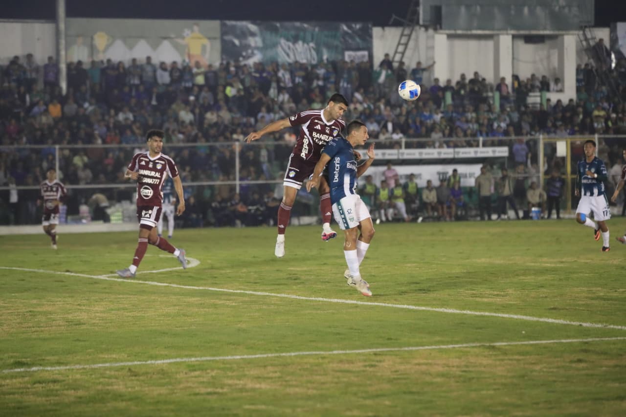 José Pinto le gana en el juego aéreo al jugador antigueño. (Foto Prensa Libre: Javier González).