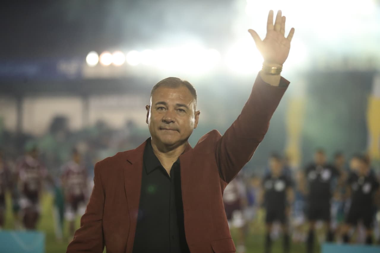 El técnico colonial expresó su molestia con el marcador final pese a la victoria, considerando que Antigua pudo hacer sostenido un resultado más amplio tras dominar gran parte del encuentro ante Comunicaciones. (Foto Prensa libre:  Javier González).