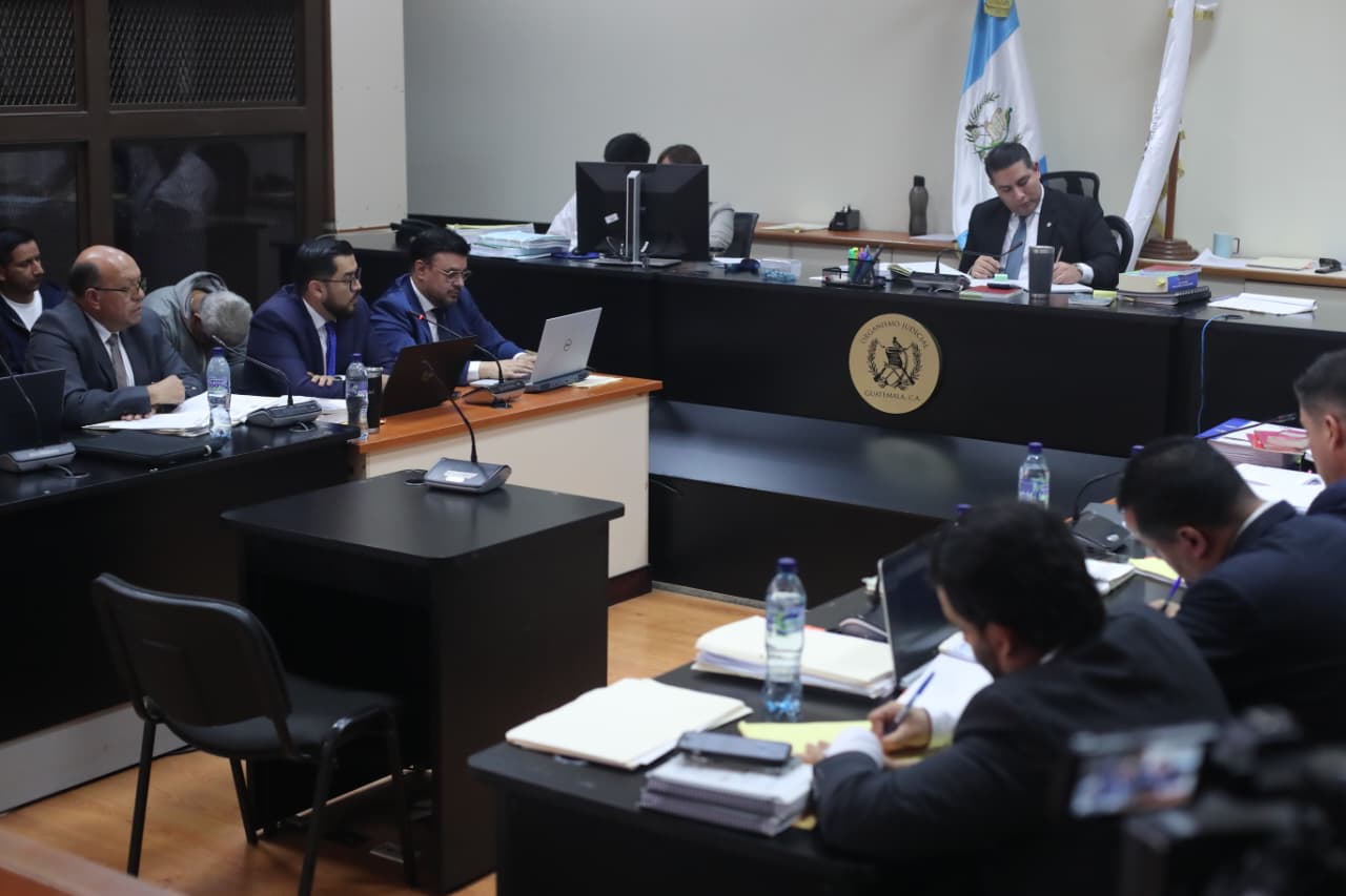 El juez Eduardo Orozco dirige la audiencia en la que rechaza la solicitud de cambio de delito contra sindicados por el secuestro del odontólogo Julio Amílcar Martínez. (Foto Prensa Libre: Juan Diego González)