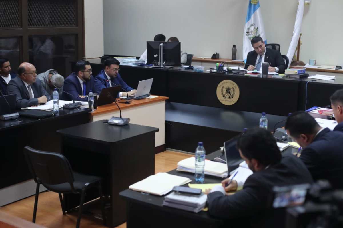 El juez Eduardo Orozco dirige la audiencia en la que rechaza la solicitud de cambio de delito contra sindicados por el secuestro del odontólogo Julio Amílcar Martínez. (Foto Prensa Libre: Juan Diego González)