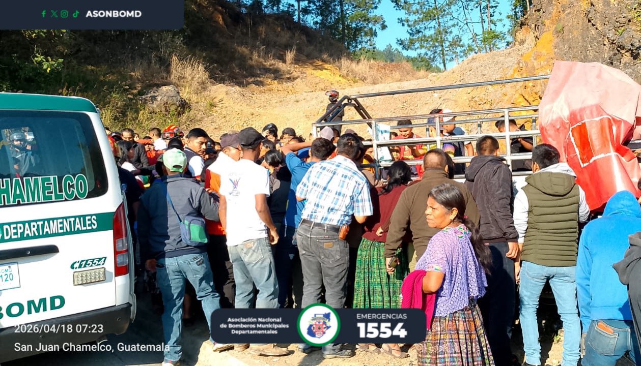 Accidente de tránsito en Santa Cecilia Chajaneb, San Juan Chamelco, con vehículo impactado contra paredón de piedra