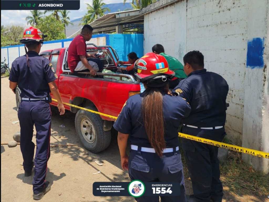 En su desesperación, los vecinos intenaron llevar a las víctimas en un carro particular a un centro asistencias. (Foto: Bomberos Municipales Departamentales)