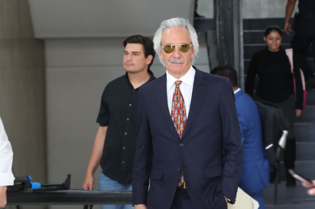 Jose Rubén Zamora Marroquín sale de la audiencia tras el aplazamiento de la etapa intermedia de su caso. (Foto Prensa Libre: Moisés Xec)